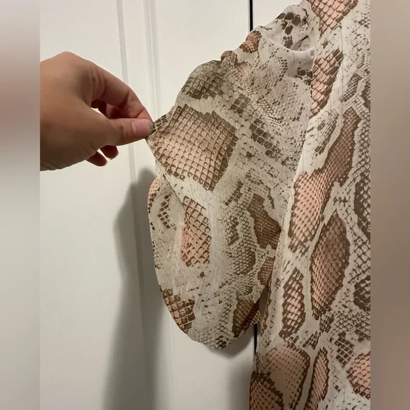 🐧3/$15 or 5/$20 - Adrienne V Neck Blouse Ivory Pink Snake Skin Print - Picture 4 of 6